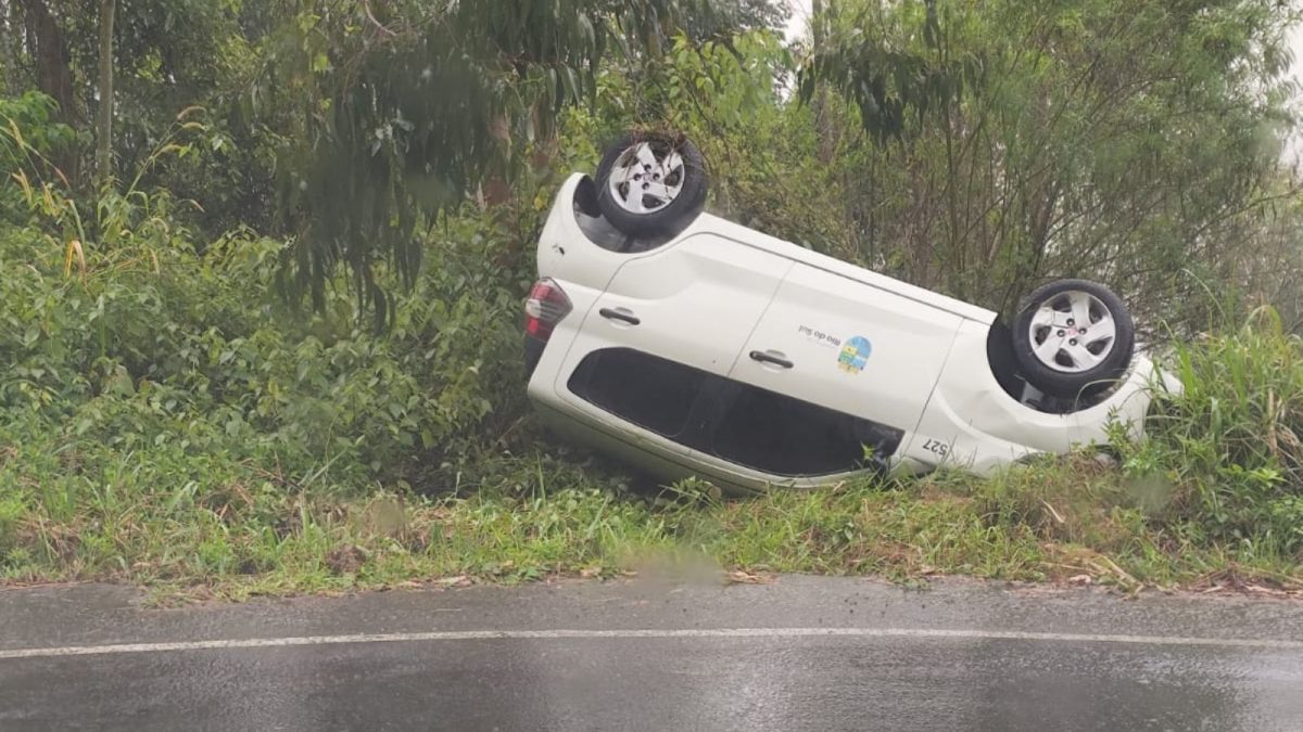 Carro de prefeitura capota em serra de SC enquanto fazia estudo para obra de recuperação do trecho