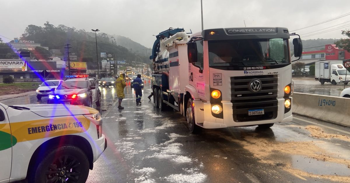 Trânsito fica travado na SC-401 após óleo na pista interditar trecho da rodovia em Florianópolis