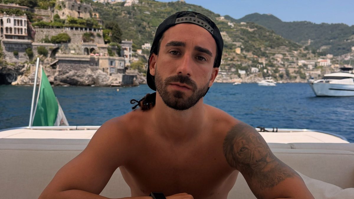 ‘Que cabelo’: Cucurella mostra coque com novo visual e chama atenção de jogador ‘marcante’ do Brasil
