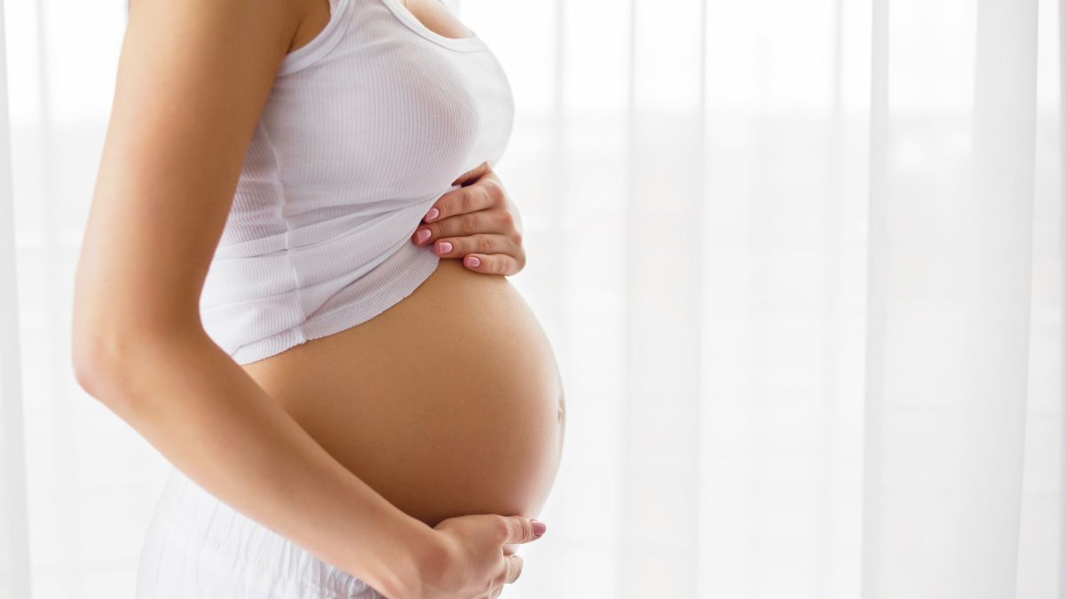 Mulher paga por laqueadura, engravida do 5º filho e receberá pensão até ele completar 18 anos