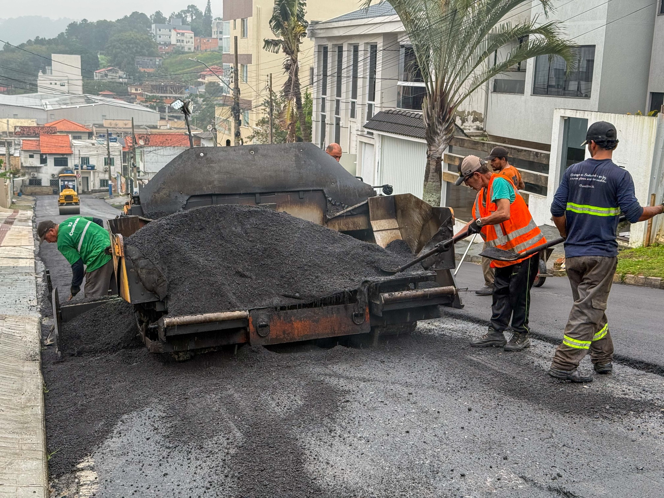 Três ruas de Balneário Camboriú recebem requalificação asfáltica