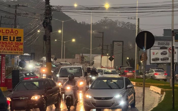 Chuva e obra congestionam principais acessos de Itajaí