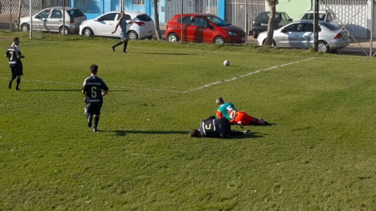 ‘Seu legado permanecerá vivo’: jogador morre após forte dividida em partida de futebol amador