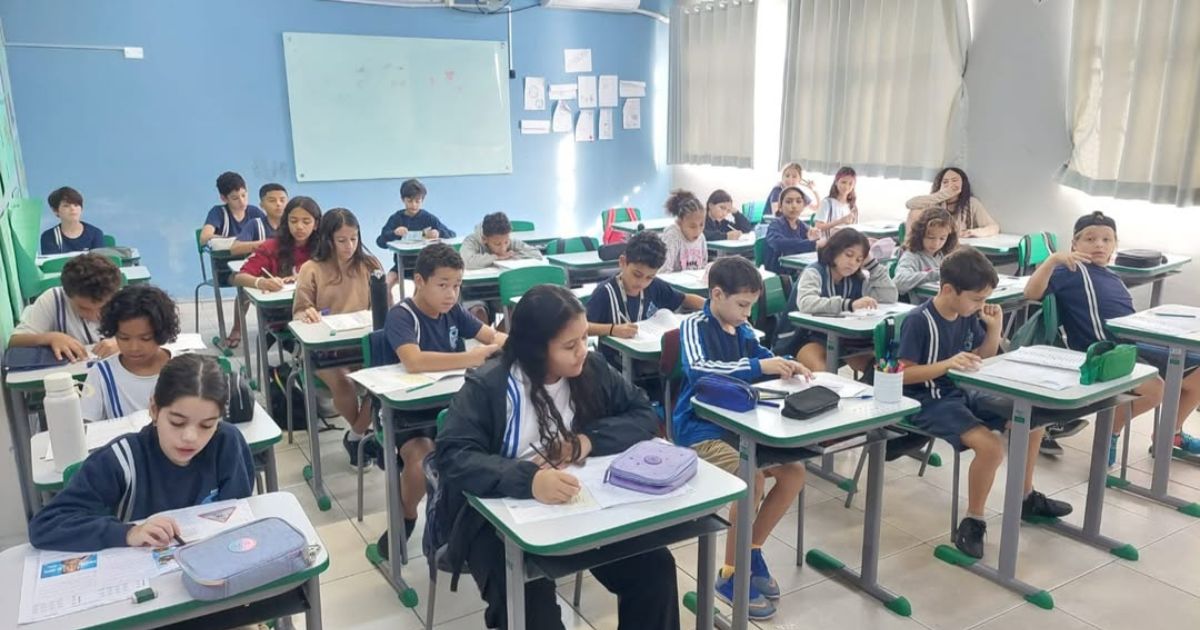 Alunos de Florianópolis aprendem o equivalente a um ano a mais e lideram avanço nacional no Saeb