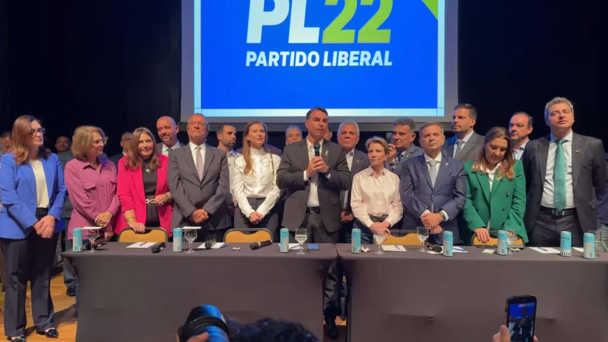 VÍDEO: Flávio Bolsonaro diz que teve duas filhas para cuidarem dele na velhice: ‘Mulheres são assim’