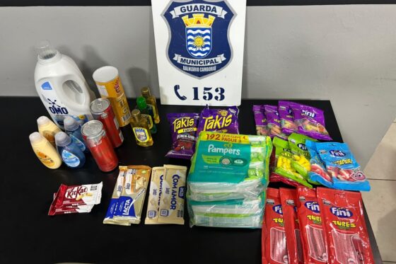 Homem enche sacolas com chocolates, Fini e shampoos e é preso em shopping de BC