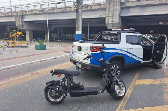 Sem habilitação, homem é flagrado com ciclomotor na ciclofaixa e veículo vai ao pátio em BC