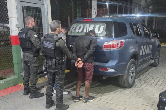 Dois procurados são presos em menos de uma hora na rodoviária de BC