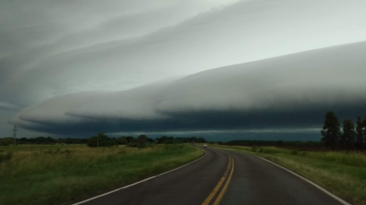 Formação de ciclone bomba gera alerta vermelho no Brasil para chuva acima de 100 mm e ventos superiores a 100 km/h