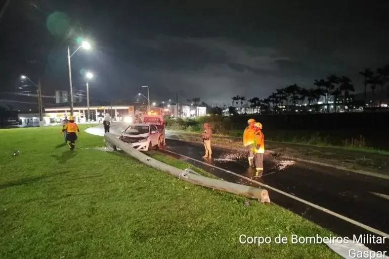 Motorista fica ferida após carro colidir contra poste em Gaspar