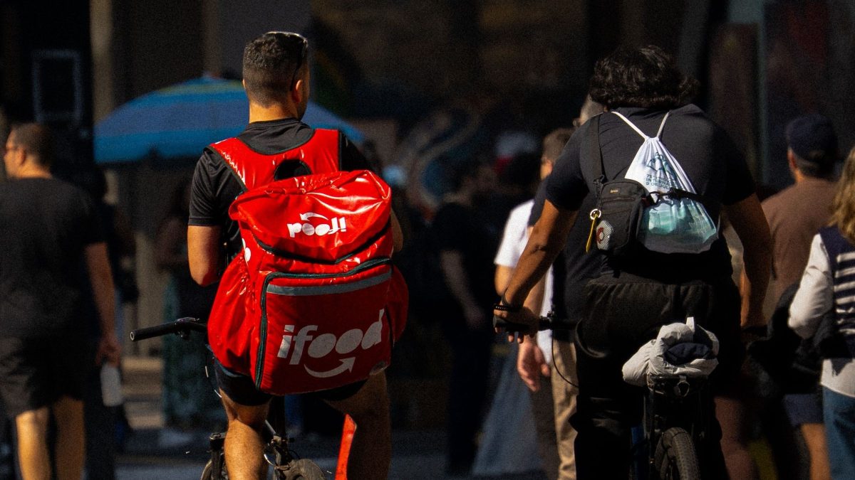 Parceria entre Caixa e iFood vai financiar até R$ 30 mil em motos e bicicletas elétricas para entregadores; veja como pedir