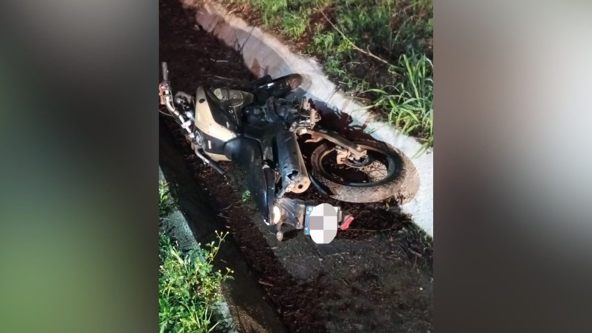 Sem capacete e na sarjeta: motociclista fica em estado grave após acidente na SC-160