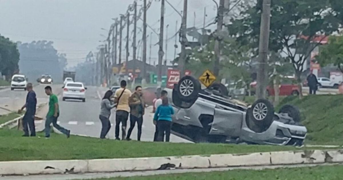 VÍDEO - Carro capota em rodovia de Gaspar e deixa vítima presa às ferragens
