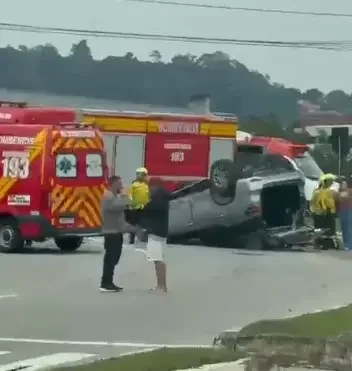 (VÍDEO) Motorista fica preso às ferragens após carro capotar em rodovia de Gaspar