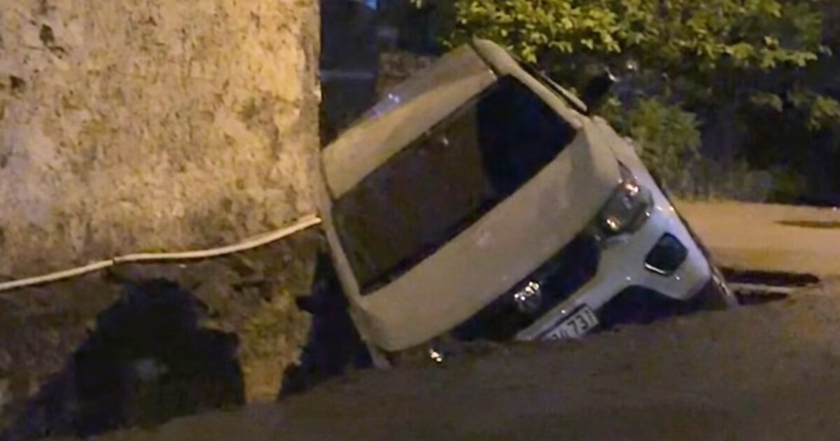 Carro fica preso em pontilhão e quase cai em vala no Primeiro de Maio, em Brusque
