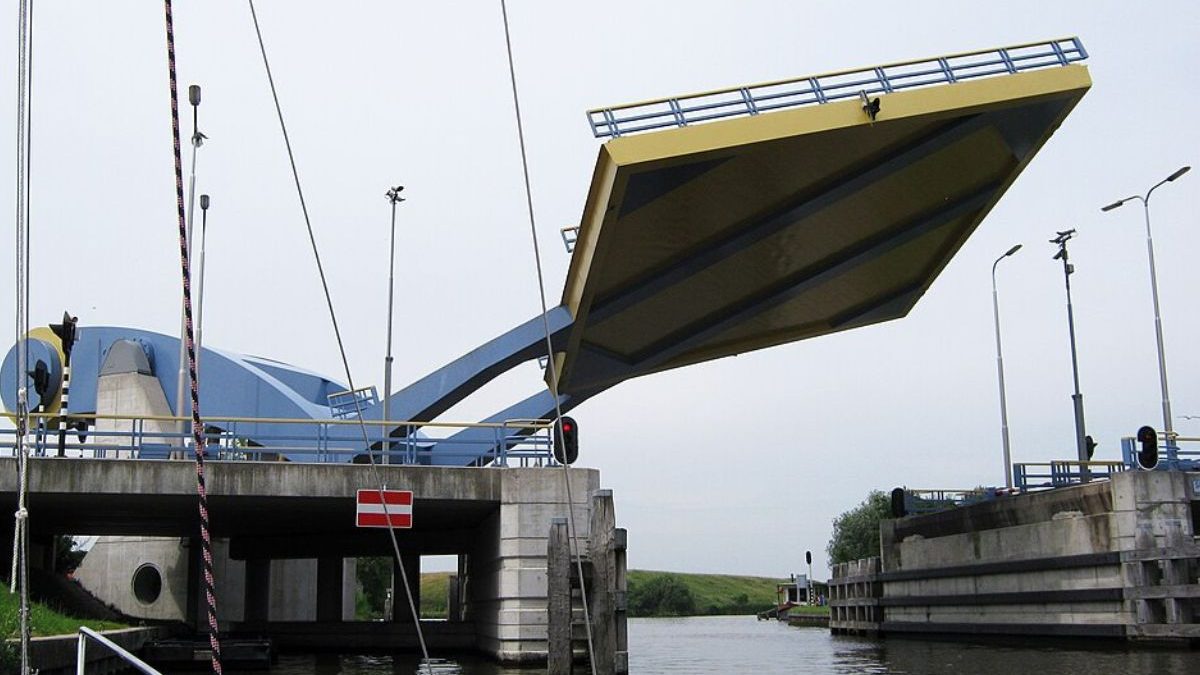 Maior ‘ponte voadora’ do mundo tem 225 m² e levanta uma estrada inteira com ‘braços’ metálicos