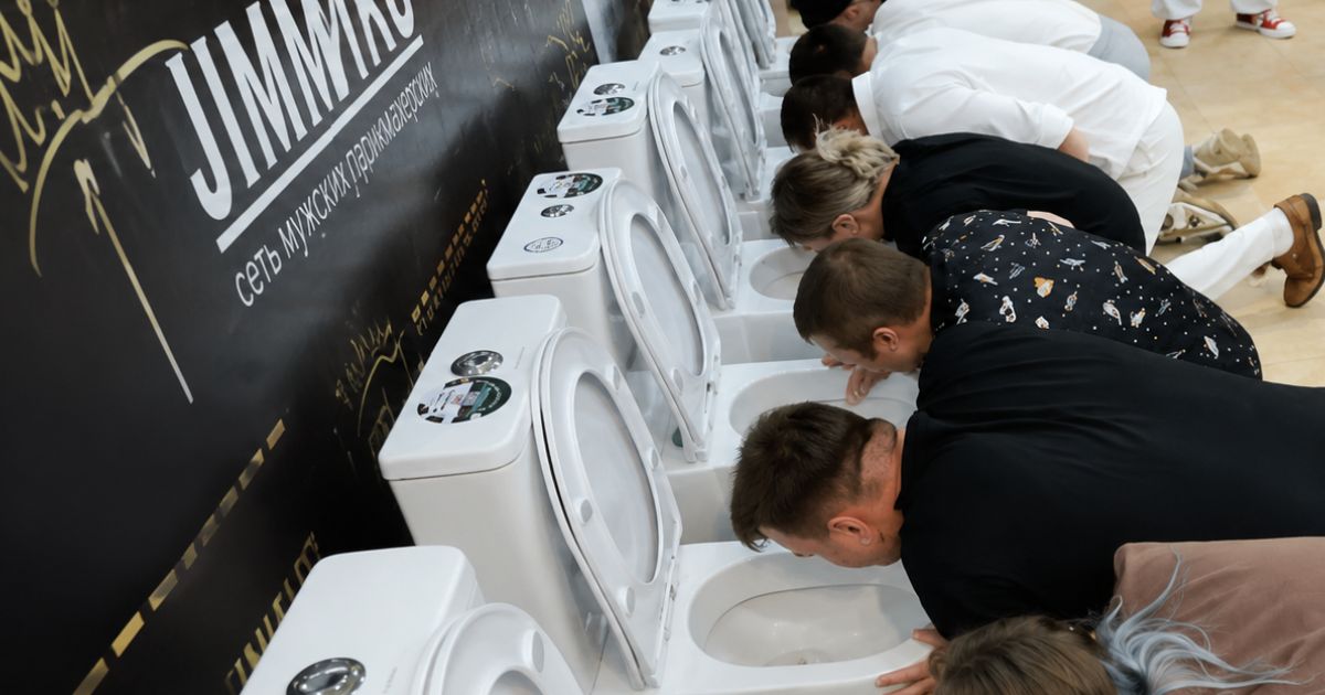 Para divulgar produtos de banheiro, loja reúne jovens para beber refrigerante no vaso sanitário; disputa viraliza quando finalistas encaram 10 horas de prova inspirada em Game of Thrones