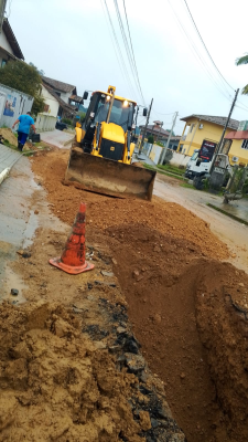Quarta-feira (5) foi dia de trabalhos em tubulações, drenagem e bocas de lobo em Brusque
