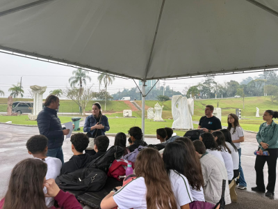 Visita mediada com escultor Karl Theichmann aproxima estudantes da história e do patrimônio cultural de Brusque