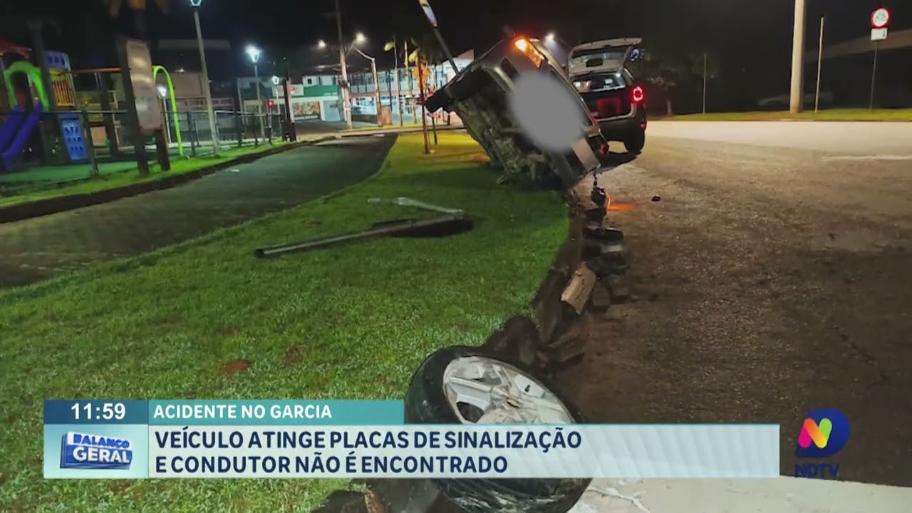 Acidente no Garcia veículo atinge placas de sinalização e condutor não é encontrado.