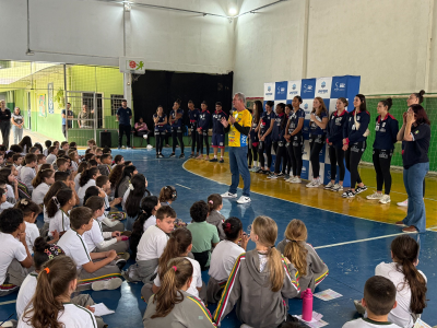 Brusque Vôlei inspira estudantes da Escola Isaura Gouvêa Gevaerd durante programação dos 166 anos do município