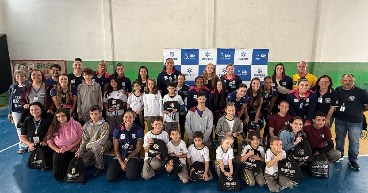 Abel Vôlei promove encontro de atletas com alunos em escola de Brusque