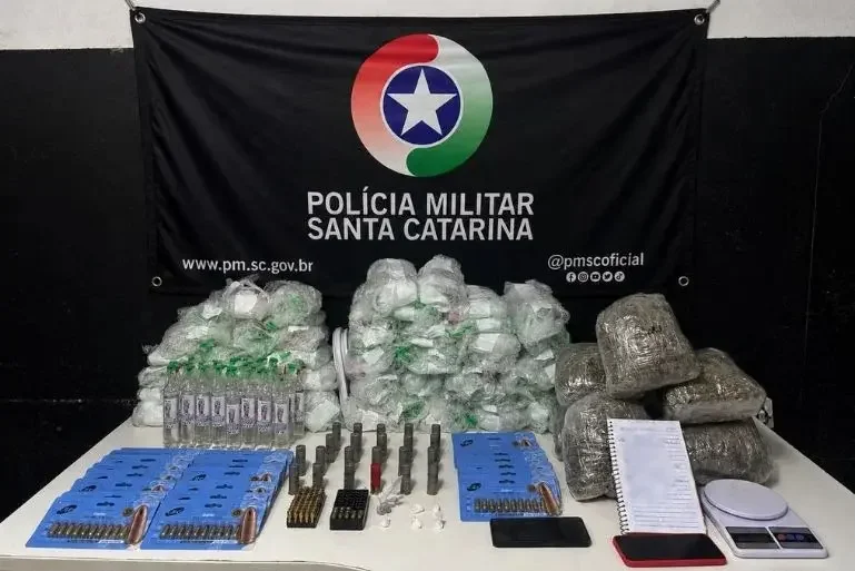 Violência doméstica leva PM a apreender drogas, lança-perfume e munições