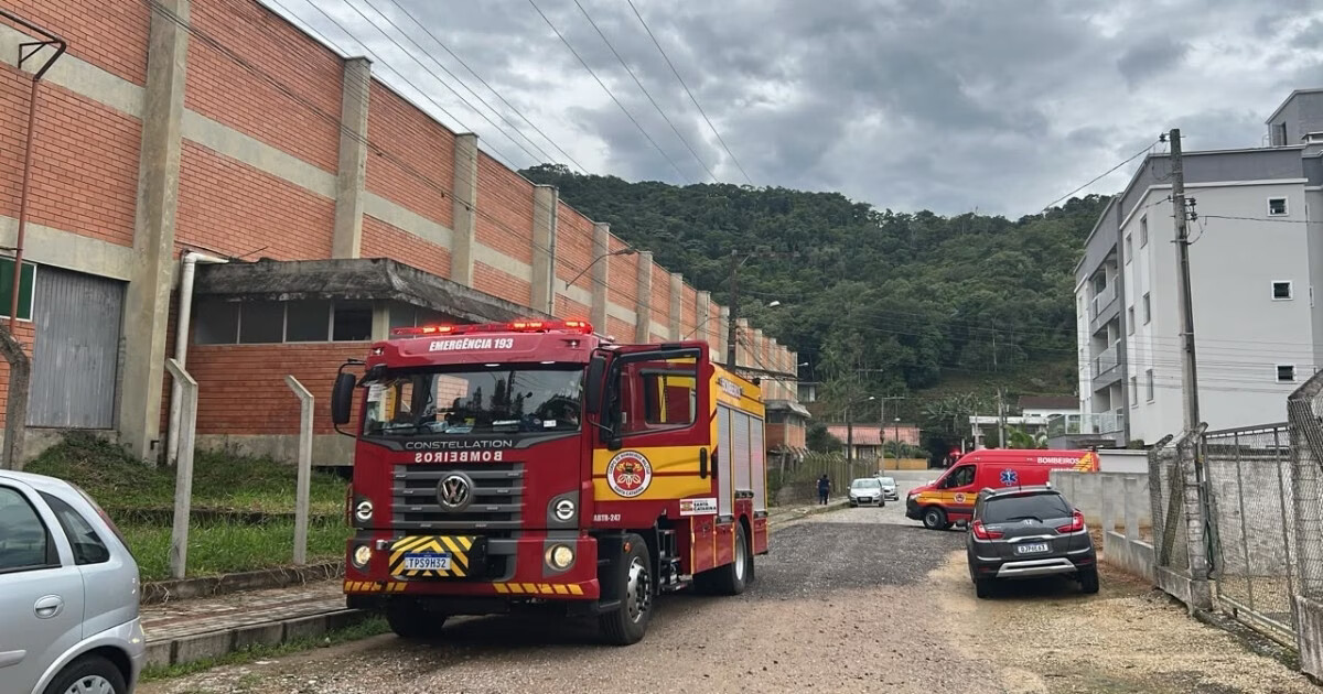 Máquina de lavar pega fogo em casa no São Pedro, em Brusque