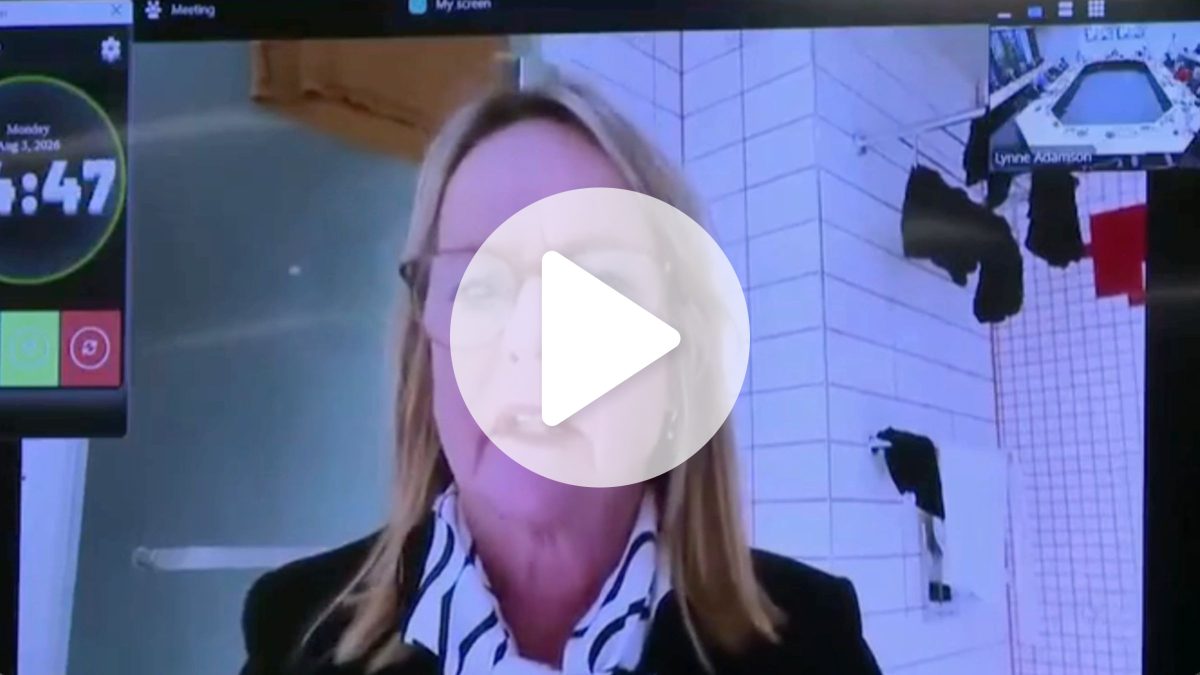 Vereadora entra em reunião do banheiro com ‘homem no chuveiro e calcinhas no varal’, mas justificativa surpreende a todos