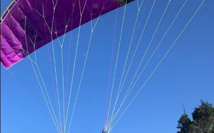Itajaiense de três anos aprende a voar de parapente