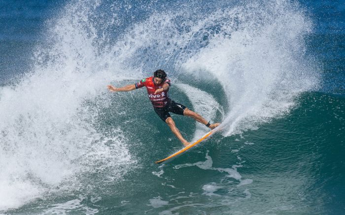 Brasileiros tentam retomar liderança do Mundial de Surfe em Teahupoʻo