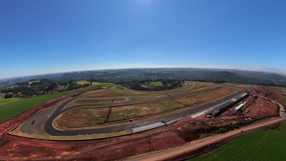 VÍDEO: Autódromo de R$ 120 milhões com tecnologia da F1 atinge 80% da obra e acelera para inauguração em SC
