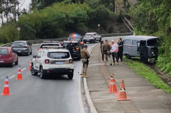 Kombi não vence subida, rodopia e vai parar em barranco na Panorâmica