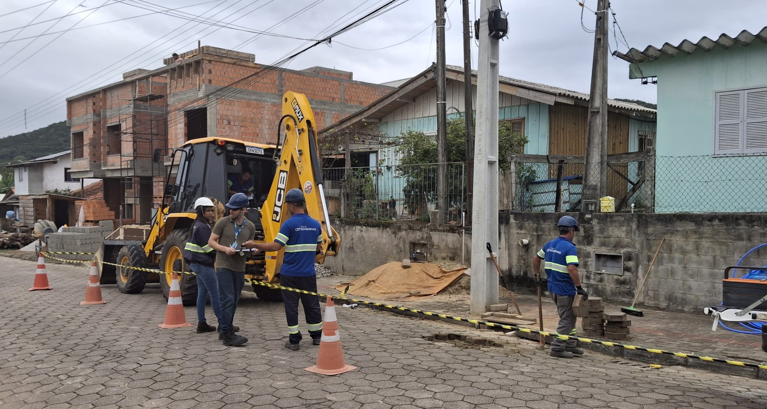 Águas de Bombinhas abre vagas para auxiliar de eletromecânica e agente de saneamento I