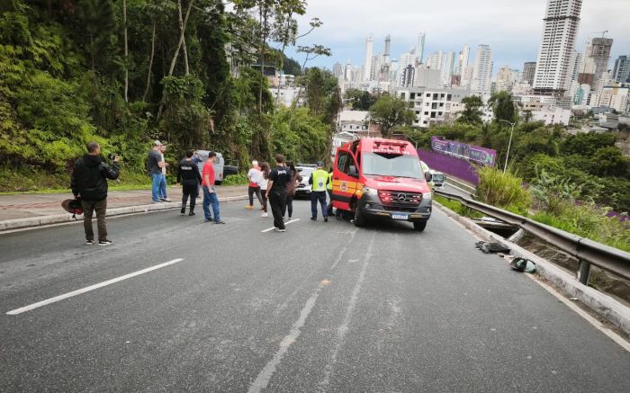 Kombi não vence subida, volta de ré e bate em barranco