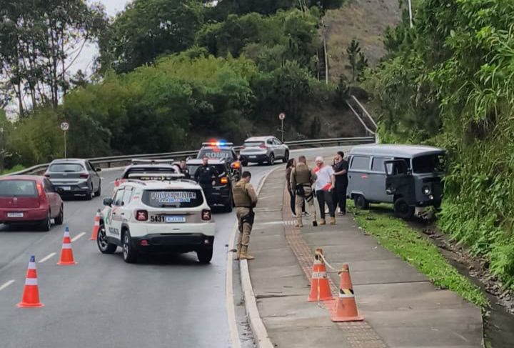 Kombi perdeu o controle, bateu em guard-rail e parou em barranco na Avenida Panorâmica