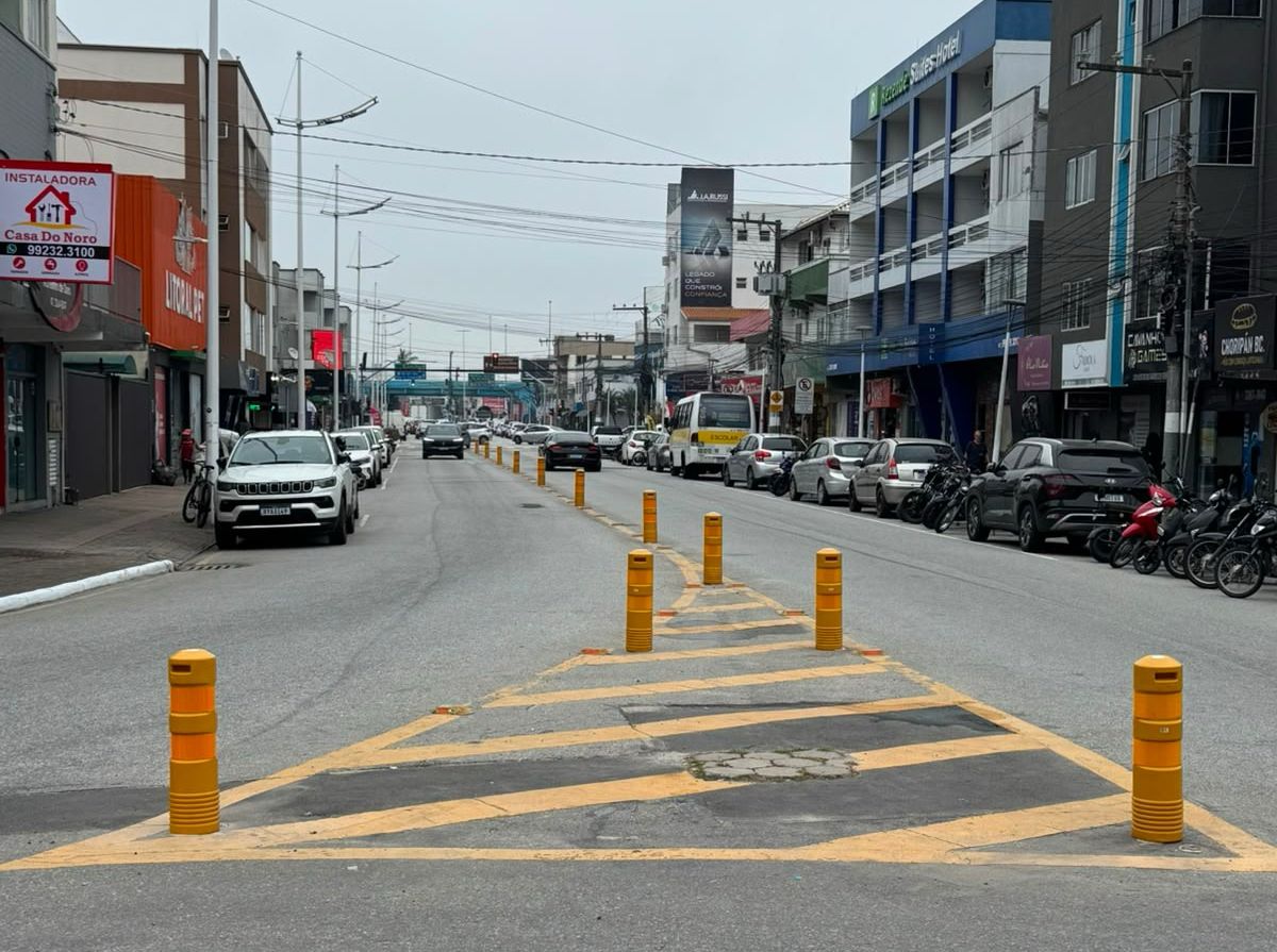 130 delimitadores de tráfego estão sendo instalados em Balneário para reforçar segurança no trânsito