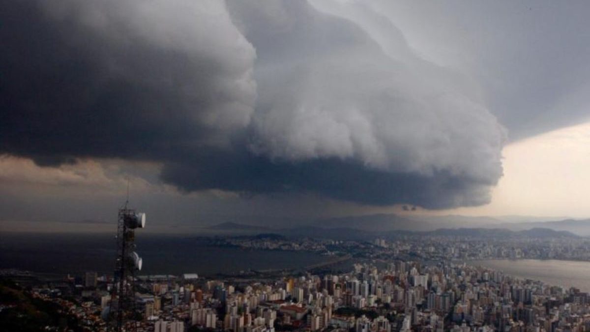 Ciclone bomba com ventos de 100 km/h chega a SC nesta madrugada e aproxima frente fria com granizo