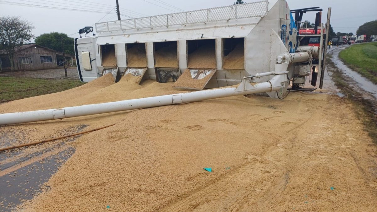 Motorista morre após acidente que espalhou carga na BR-280 em SC