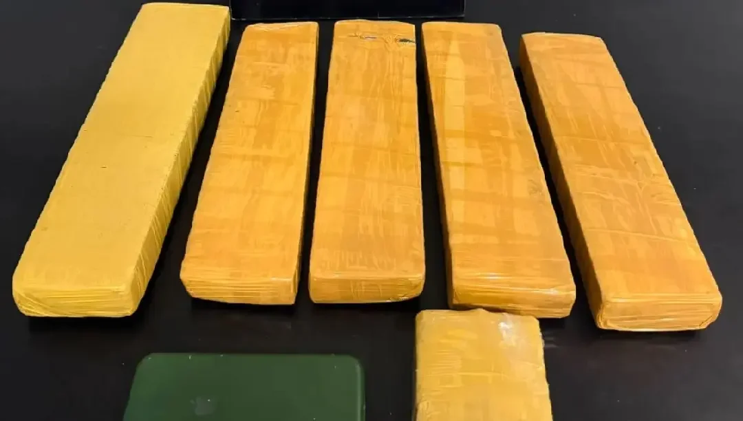 Homem tenta esconder rosto, quebra celular e é preso com mais de 5 kg de maconha