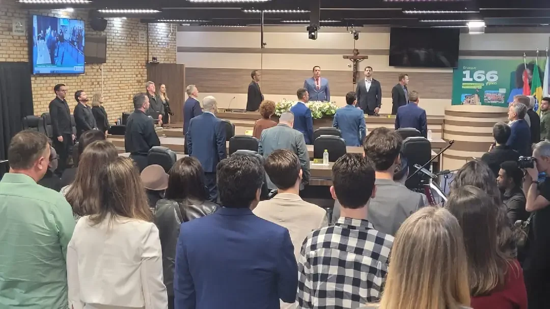 (VÍDEO)Sessão faz entrega de títulos de Cidadão Honorário