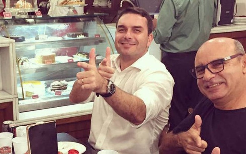 Flávio Bolsonaro diz que é alvo de 'guerra psicológica' com especulações sobre escândalos que possam atingir sua candidatura