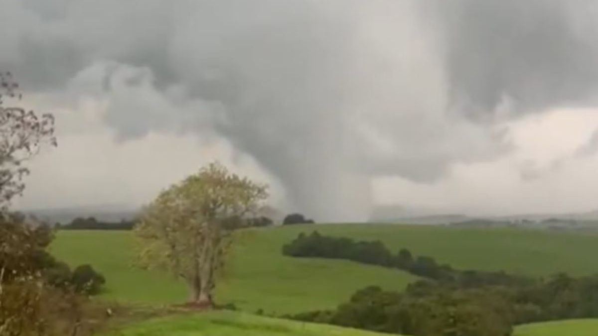 Tornado no RS: morador filma o momento exato da passagem do fenômeno antes do ciclone bomba