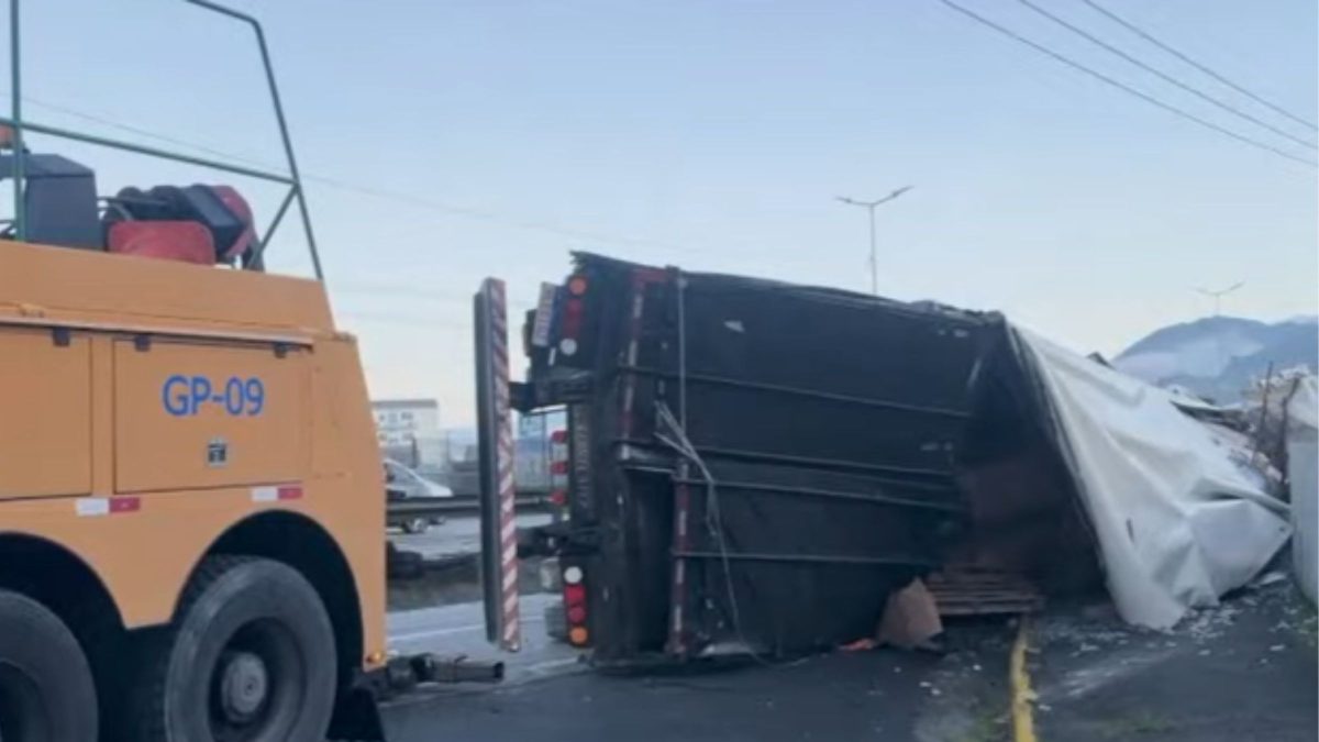BR-101 é parcialmente bloqueada após caminhão carregado perder o controle e tombar na marginal em SC