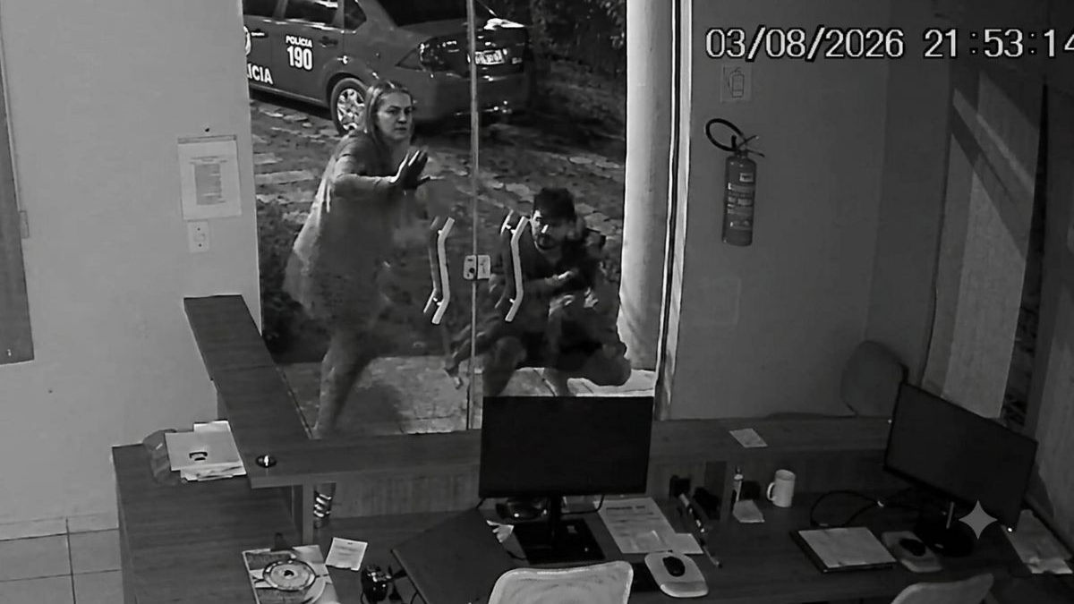 Vídeo emocionante mostra bombeiros salvando menino de dois anos engasgado em quartel de SC