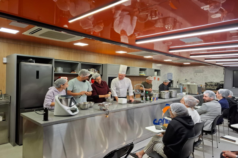 Carreta móvel do SENAC encerra cursos de qualificação profissional gastronômica