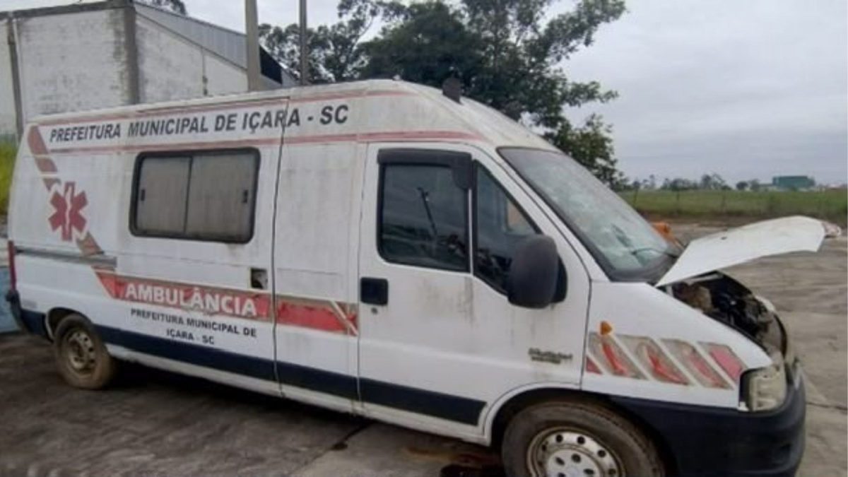 Leilão na ‘Capital do Mel’ de SC terá 20 lotes, retroescavadeira e ambulância; veja como participar