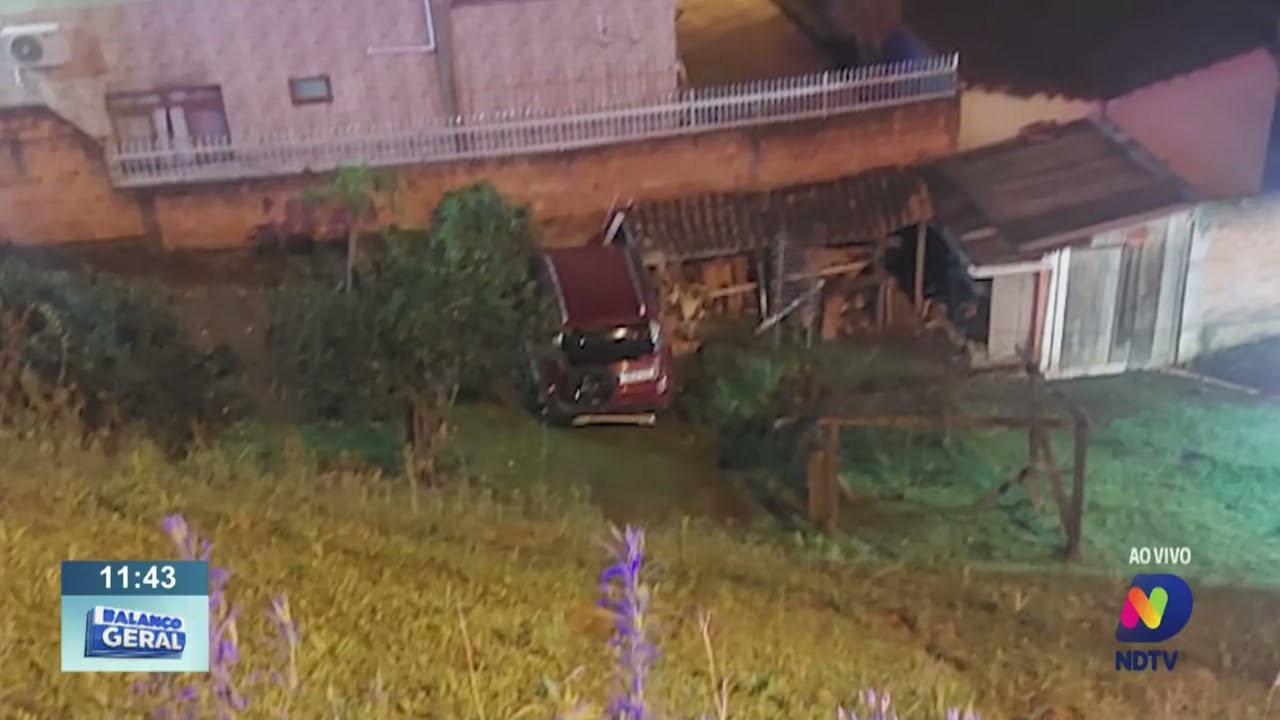 Blumenau: carro despenca ribanceira e atinge muro.