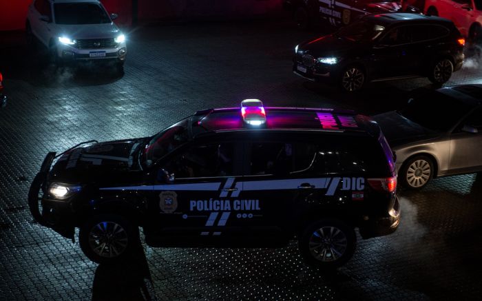 Operação apreende armas, cocaína e R$ 160 mil na região