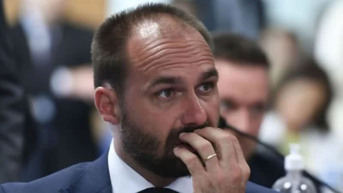 Apartamento de Eduardo Bolsonaro vai a leilão após dívida com a Caixa; lance inicial é de R$ 644 mil